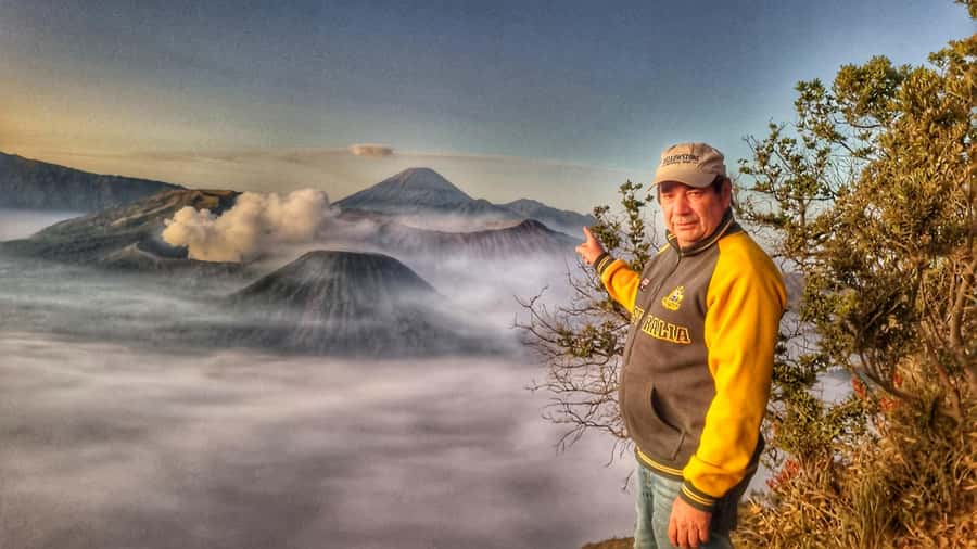 Surabaya: Mount Bromo Sunrise Shared Tour all Included - English-speaking guides: why the guide can make or break it