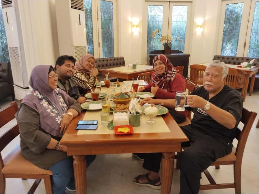 Surabaya Private Tour with Lunch - Lunch at a Good Restaurant: Fuel for a Smarter Half Day