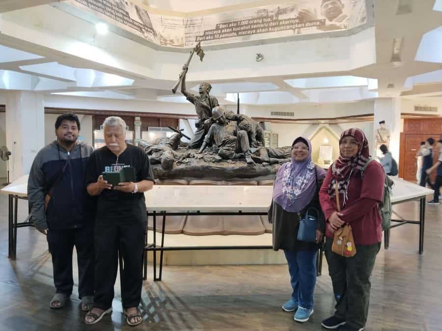 Surabaya Private Tour with Lunch - Street Food Taste Time, Souvenirs, and City Square Energy