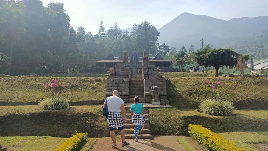 SURAKARTA (SOLO CITY) : CUSTOMIZED TOURS WITH CAR DRIVER - Sultan Palace Area and Antique Market Time in Solo