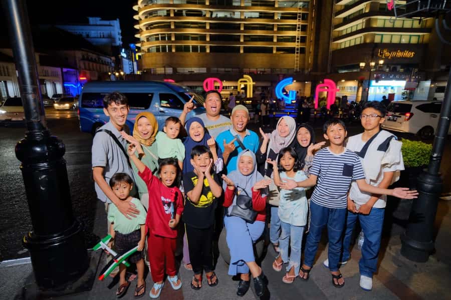 The heart of Bandung and Grand Mosque Guided Walking Tour - Bandung’s Grand Mosque Visit, Design and Etiquette Tips
