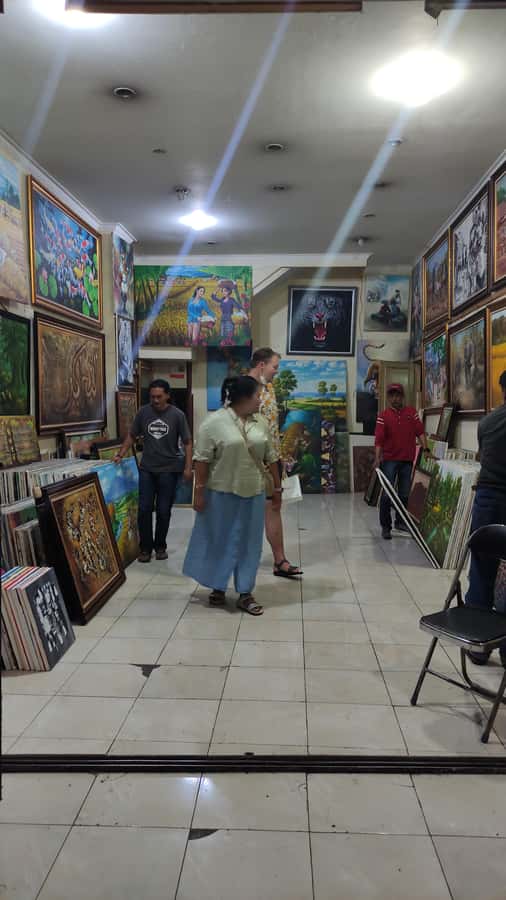 The heart of Bandung and Grand Mosque Guided Walking Tour - Practical Tips: Shoes, Sun, and a Smooth 90-Minute Pace