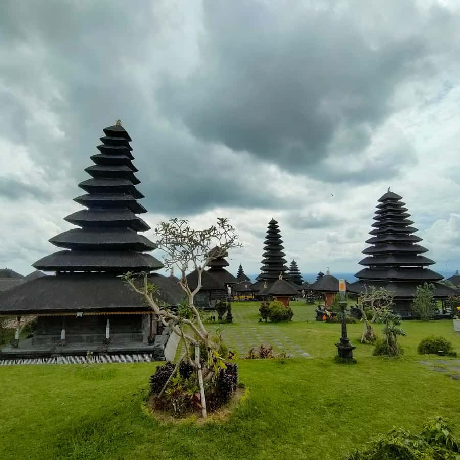 Tour the island of Bali with expert tour guides in Spanish. - Besakih Mother Temple on Mount Agung slopes