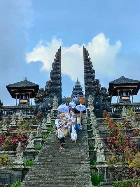 Tour the island of Bali with expert tour guides in Spanish. - What to bring and rules you should follow
