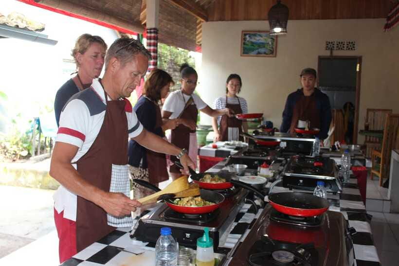 Ubud: Balinese Cooking Class and Market Tour - Inside the Family Compound Kitchen: Cooking 9 Balinese Dishes