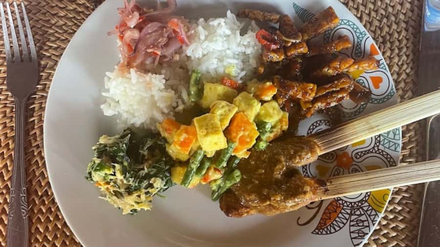 Ubud: Cooking Class with Transfers and Optional Market Visit - Ubud cooking in real kitchens: what this class teaches