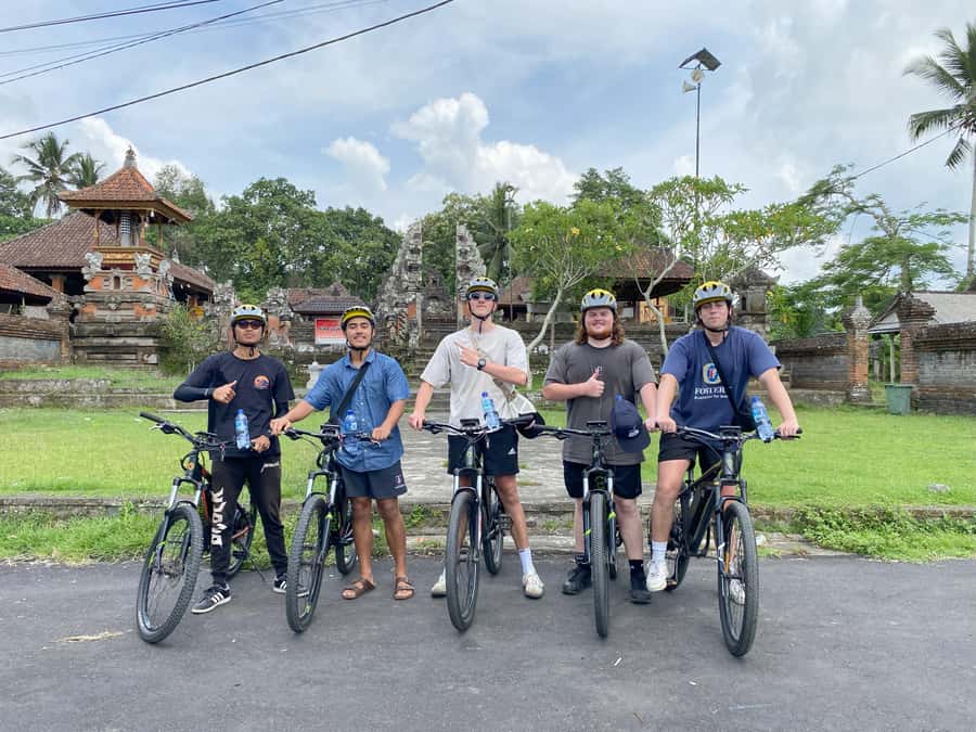 Ubud : PRIVATE Bike Tour inside Rice Field with meal & pool - The school visit: education you can see, not just read about