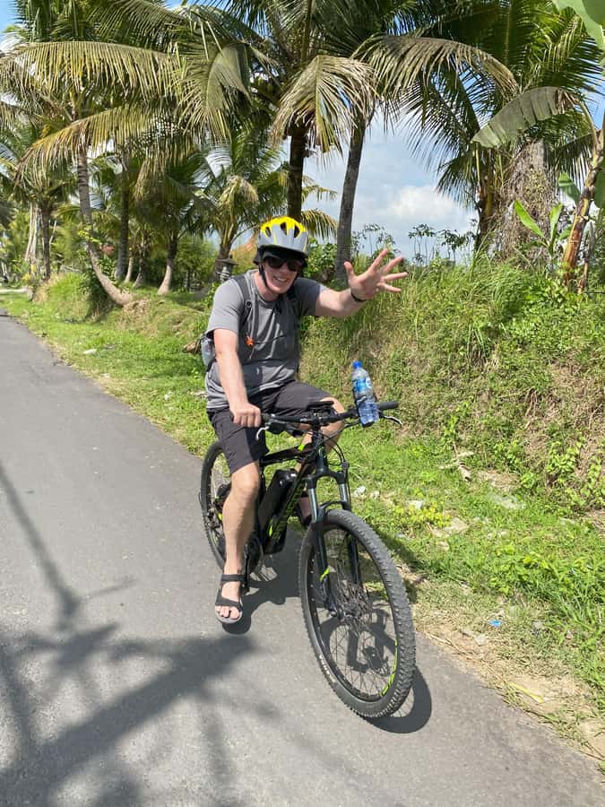 Ubud : PRIVATE Bike Tour inside Rice Field with meal & pool - Village temple stop: spiritual meaning with a guided walk