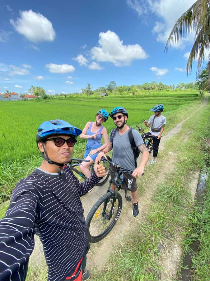 Ubud : PRIVATE Bike Tour inside Rice Field with meal & pool - Lunch at a local restaurant, then swimming pool time