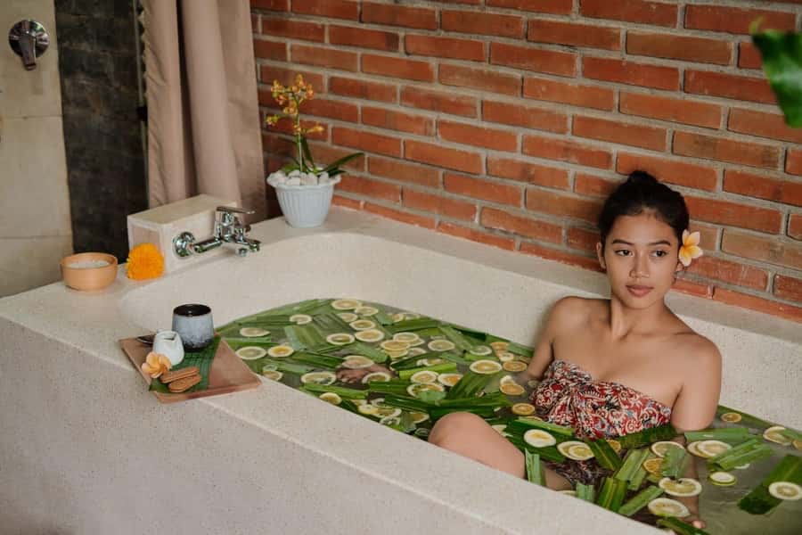 Ubud: Relaxing Spa Balinese Massage Package - The massage part: essential oils, flower lotion, and stress relief