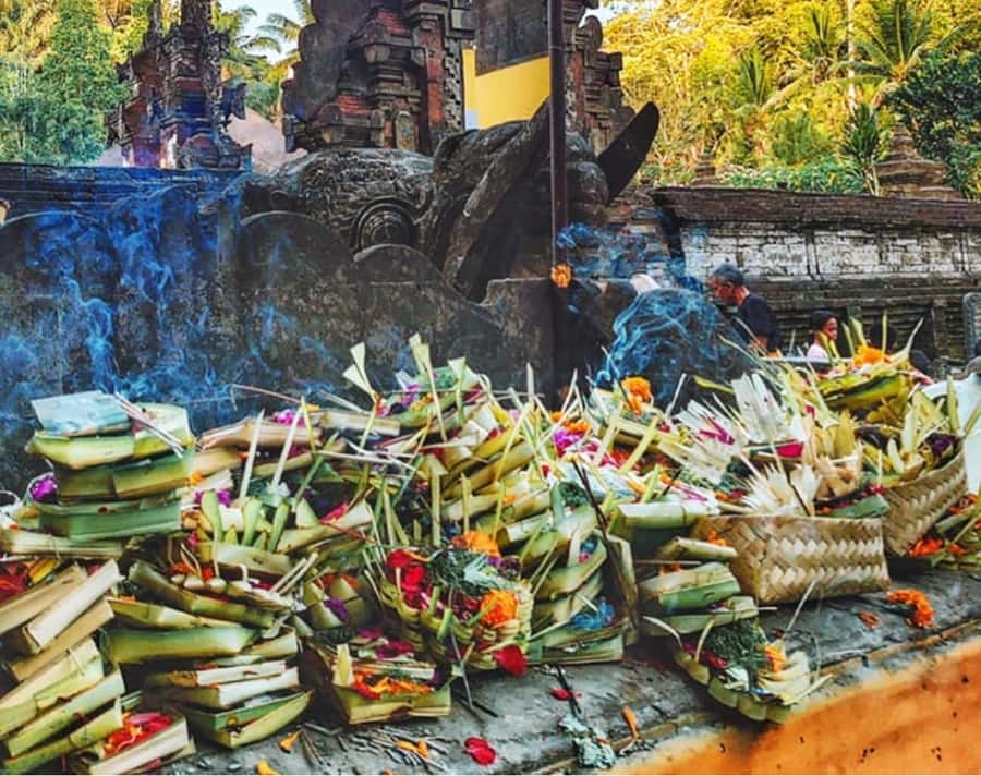 Ubud: Soul Retreat & Holistic Mantra Healing Experiences - Pura Mangening offering ritual: incense, gratitude, and a Tridatu blessing