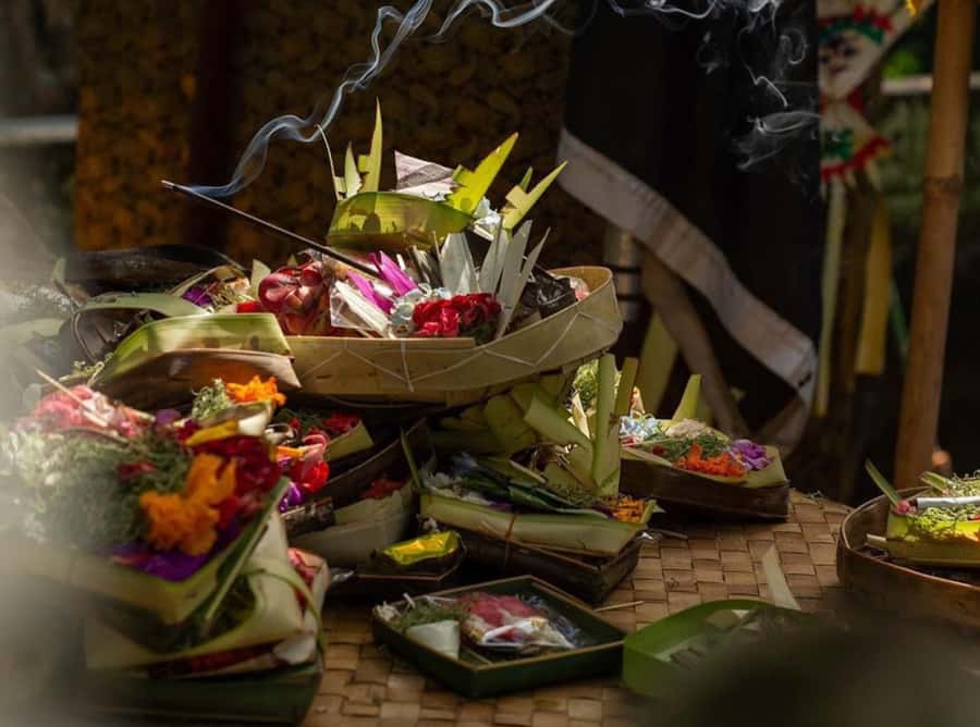 Ubud: Soul Retreat & Holistic Mantra Healing Experiences - Canang Sari making: the flowers tell you how to see Bali