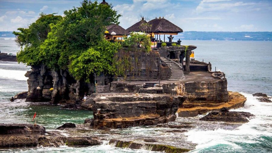 West Bali: Jatiluwih Rice Terrace and Tanah Lot Sunset Tour - Tanah Lot sunset on the rock, with room to choose your view