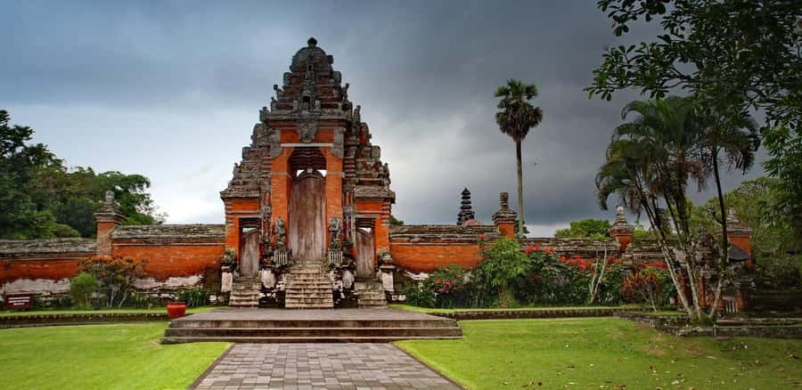 West Bali: Jatiluwih Rice Terrace and Tanah Lot Sunset Tour - Taman Ayun Royal Family Temple, UNESCO gardens, and what to look for