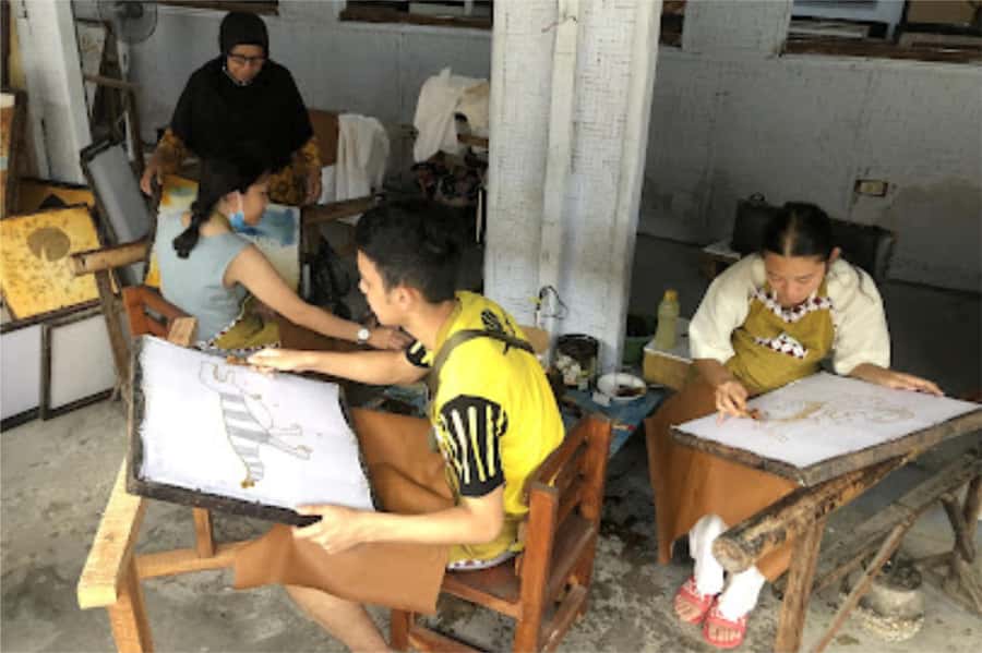 Yogyakarta: 2-hour Batik Making Course with Souvenir - Arriving at Batik Seno Gallery and Choosing Your Design