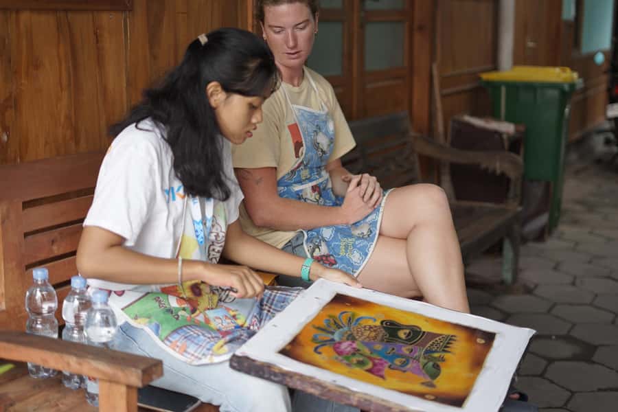Yogyakarta: Batik Painting Workshop - Coloring inside the lines: choosing dyes and painting your design