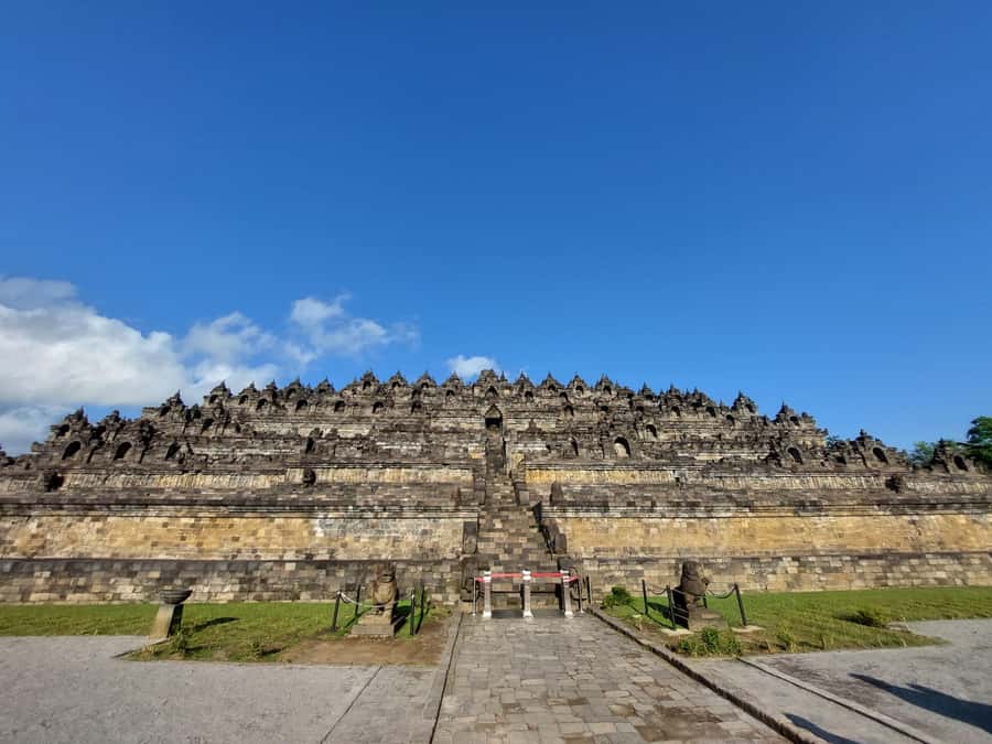 Yogyakarta: Borobudur and Prambanan Private Tour - Pawon and Mendut, the small temples that give Borobudur context