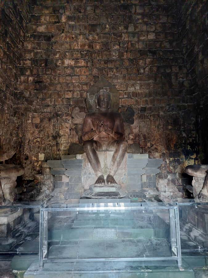 Yogyakarta: Borobudur and Prambanan Private Tour - Lunch near Prambanan, how to protect your energy for the second temple