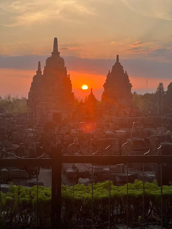 Yogyakarta: Borobudur ClimbUp (sunrise option) & Prambanan - Sunrise at Borobudur, what makes this entry special