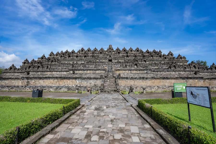Yogyakarta: Borobudur Sunrise & Prambanan ClimbUp Guarantee - Borobudur climb with full access: what the top view is really for
