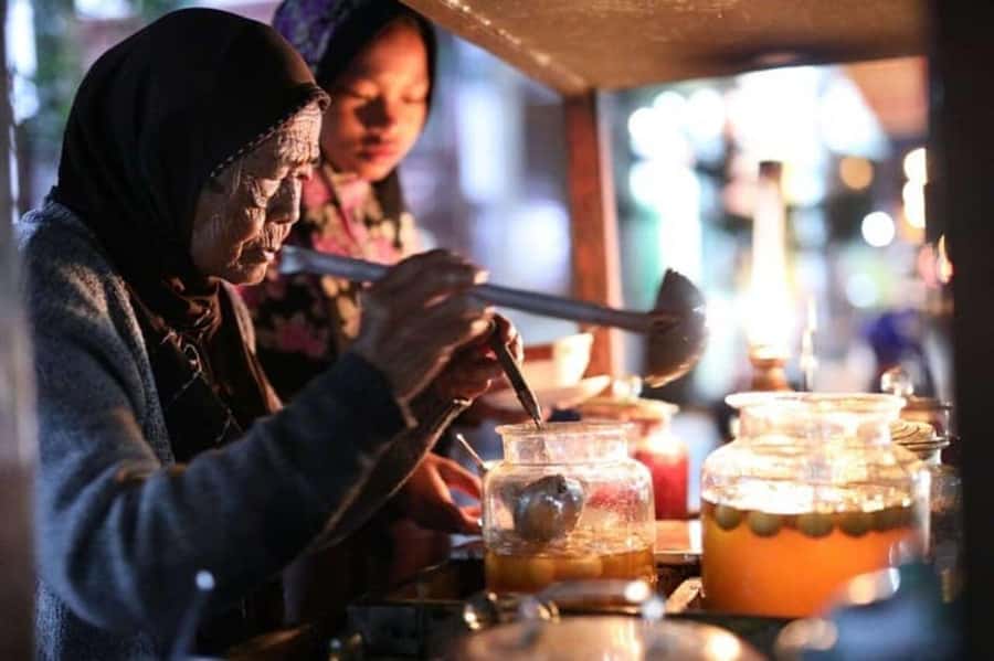 Yogyakarta: Guided City Walk and Food Tour - Yogyakarta at night, explained by people who live there
