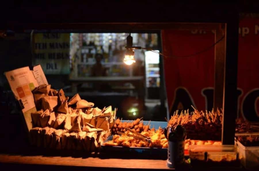 Yogyakarta: Guided City Walk and Food Tour - Tuk tuk breaks and the best part of street food planning: the meal stop