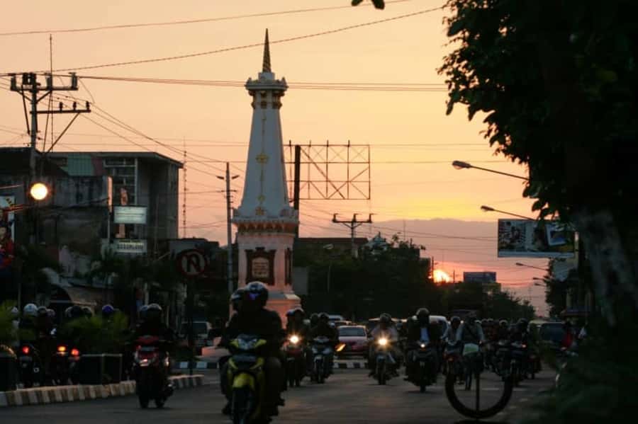 Yogyakarta: Guided City Walk and Food Tour - Who should book, and who should skip this night walk