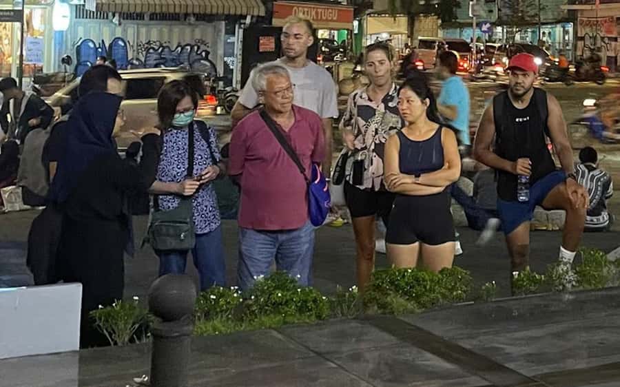 Yogyakarta: Nighttime Walk and Food Tour - Starting at Tugu Yogyakarta, then getting your bearings fast