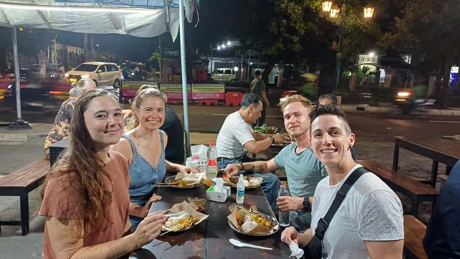 Yogyakarta: Nighttime Walk and Food Tour - Titik Nol Kilometer Yogyakarta: snacks with context, not just calories