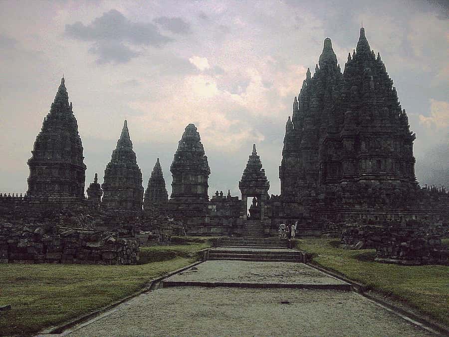 Yogyakarta : prambanan temple sunset with expert local guide - Why Prambanan’s sunset walk feels so special in Yogyakarta