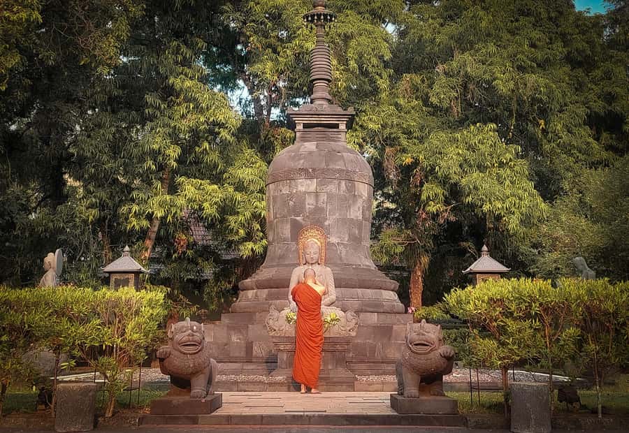 Yogyakarta: Sunrise Borobudur & Prambanan, with lunch option - Borobudur sunrise to daytime temple: what the guided experience adds